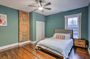 1 dormitorio con 1 cama y ventilador de techo en Historic South Park Home Near Downtown Dayton, en Dayton