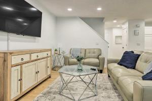 Fotografie z fotogalerie ubytování 13 Mi to Dtwn Denver Northglenn Townhome with Patio v destinaci Northglenn