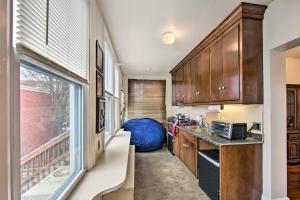Η κουζίνα ή μικρή κουζίνα στο Roomy Lancaster Home Walk to Dtwn and Hospital