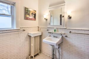 Ένα μπάνιο στο Roomy Lancaster Home Walk to Dtwn and Hospital +18 φωτογραφίες