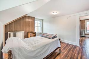 Ένα ή περισσότερα κρεβάτια σε δωμάτιο στο Roomy Lancaster Home Walk to Dtwn and Hospital