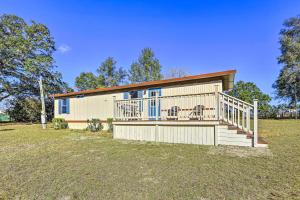 een groot huis met een veranda en een tuin bij Ocala Vacation Rental on 14-Acre Working Farm in Ocala