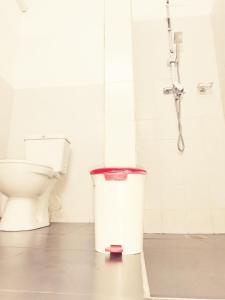 un bagno con wc e doccia di Helios Beach Resort a Tangalle