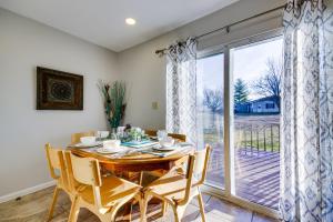 une salle à manger avec une table, des chaises et une grande fenêtre dans l'établissement Fulton Vacation Rental 13 Mi to Mizzou!, à Fulton