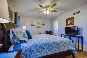 Schlafzimmer mit einem Bett und einem Deckenventilator in der Unterkunft Fulton Vacation Rental 13 Mi to Mizzou! in Fulton