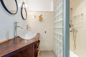 un baño con lavabo y espejo en La Bergerie Des Amis, en Ventron 10 fotos más