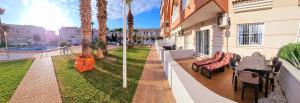 Zdjęcie z galerii obiektu Poolside 2 Bedroom 2 Bathroom Apt, Ultra Fast Wi-Fi & Terrace w mieście Los Alcázares