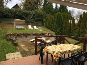 un patio con mesa y sillas en una terraza en Central Apartments, en Zalakaros