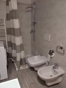Koupelna v ubytování Direttamente Al Lago Apartments