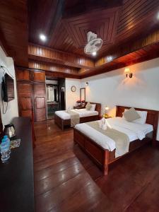 Tempat tidur dalam kamar di Chaluenxay Boutique hotel