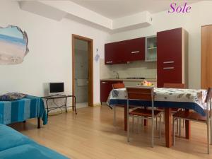 Una cocina con una mesa y sillas en una habitación. en Casa Sole e Luna, en Canneto