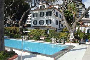 uma piscina em frente a um edifício em Quinta Da Penha De Franca em Funchal