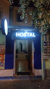 una señal de hospital en la parte delantera de un edificio en Magic Hostal, en Quito