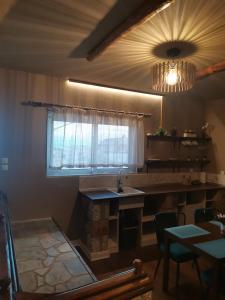 een keuken met een wastafel en een raam bij Ataviros Hotel in Émbonas
