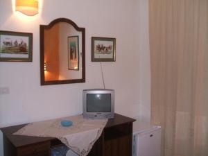 Televízia a/alebo spoločenská miestnosť v ubytovaní Su Ghindalu Guesthouse