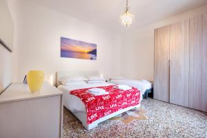 1 dormitorio con 2 camas y lámpara de araña en Waterfront House, en Génova