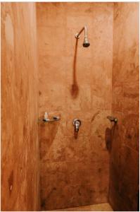 eine Dusche mit Duschkopf in einem Badezimmer in der Unterkunft posada Don Antonio in Holbox + 32 Fotos