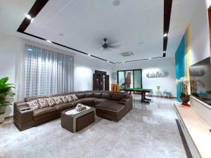 Televisyen dan/atau pusat hiburan di Good2Stay Villa 15-20pax I 4R4B 1KTV I Swimming Pool I BBQ I Gaming I 10 Parking I Wifi6