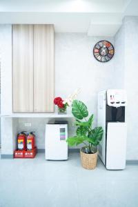 une cuisine avec deux réfrigérateurs blancs et une plante dans l'établissement 虎尾小9窩, à Huwei
