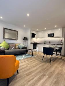 Sea View Apartment Poole Quay - FREE Parkingにあるキッチンまたは簡易キッチン +4枚の写真