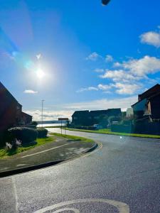 una calle vacía con el sol en el cielo en Sea View Apartment Poole Quay - FREE Parking en Poole