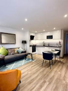 sala de estar con sofá y mesa en Sea View Apartment Poole Quay - FREE Parking en Poole