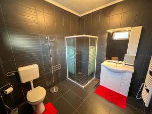Kúpeľňa v ubytovaní SunnySide Apartmanház + 21 fotografií