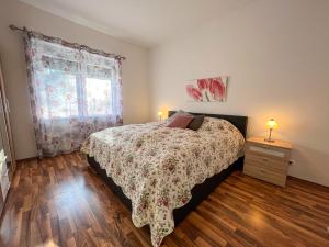Posteľ alebo postele v izbe v ubytovaní SunnySide Apartmanház