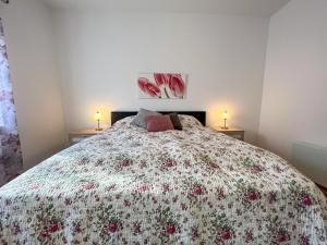 Posteľ alebo postele v izbe v ubytovaní SunnySide Apartmanház