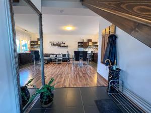 Kuchyňa alebo kuchynka v ubytovaní SunnySide Apartmanház