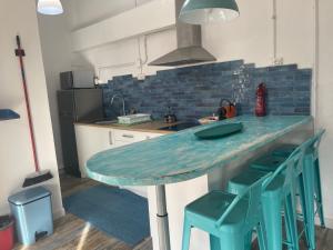 una cocina con encimera azul y taburetes azules en Raconet Azul - Circuito Cataluña, en Vallromanes