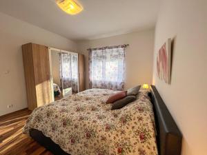 Posteľ alebo postele v izbe v ubytovaní SunnySide Apartmanház