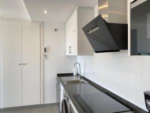 Kuchyňa alebo kuchynka v ubytovaní Balcon del Mar Seaview 211 Casasol
