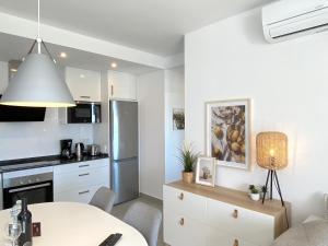 Kuchyňa alebo kuchynka v ubytovaní Balcon del Mar Seaview 211 Casasol