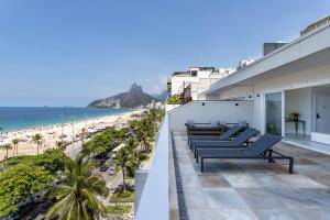 widok na plażę z balkonu budynku w obiekcie Cobertura com vista para praia de Ipanema - VSC2 Z1 w mieście Rio de Janeiro