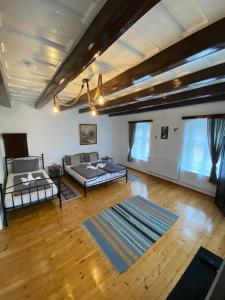 - un salon avec deux lits et un canapé dans l'établissement Taverna Sasului, à Bazna