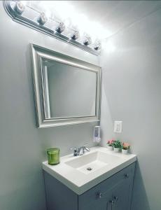 Bathroom sa 5Guest House Baltimore County(own room, Joppa RD)