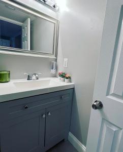 Bathroom sa 5Guest House Baltimore County(own room, Joppa RD)