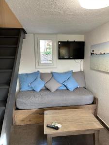 Posto letto in una piccola camera con TV e tavolo di Maison D Santa Giulia a Porto Vecchio