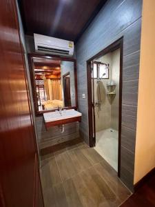 bagno con lavandino e specchio di Chaluenxay Boutique hotel a Luang Prabang