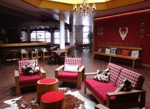 a restaurant with chairs and tables and a bar at Ferienwohnung Schwarzwaldgrund in Baiersbronn