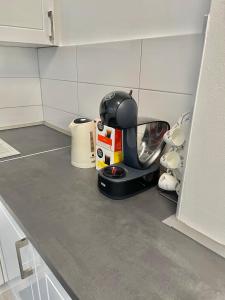 eine Küchentheke mit einem Helm auf einem Mixer in der Unterkunft Elite Rooms - Netflix - Coffee - WiFi - City in Wuppertal