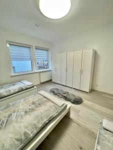 1 Schlafzimmer mit 2 Betten und einem großen Fenster in der Unterkunft Elite Rooms - Netflix - Coffee - WiFi - City in Wuppertal