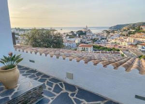 een witte muur met uitzicht op een stad bij Arrels Hotel Cadaques - Adults Only in Cadaqués