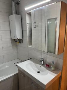 Un baño con lavabo, espejo y bañera. en Haus Hilde, en Homburg 73 fotos más