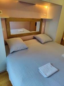 ノワジー・ル・グランにあるEvasion Paris-Disneyの- 白い枕付きのベッド2台(1室)