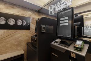 a room with a computer and a display of the moon at Hubhotel Benqiao Inn Far Eastern Branch in Taipei