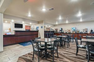 restauracja ze stołami i krzesłami oraz bar w obiekcie Cobblestone Inn & Suites - Lamoni w mieście Lamoni