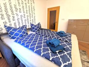 een slaapkamer met een bed met blauwe lakens en blauwe kussens bij Ferienwohnung "Rosental" in Stützengrün