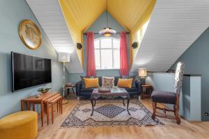 een woonkamer met een bank en een tv bij Gerður Apartments in Reykjavík